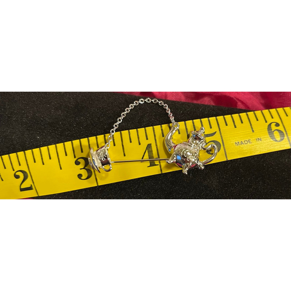 Avon Colonial Teapot Pin Silvertone Vintage New in Box Brooch - Picture 4 of 4